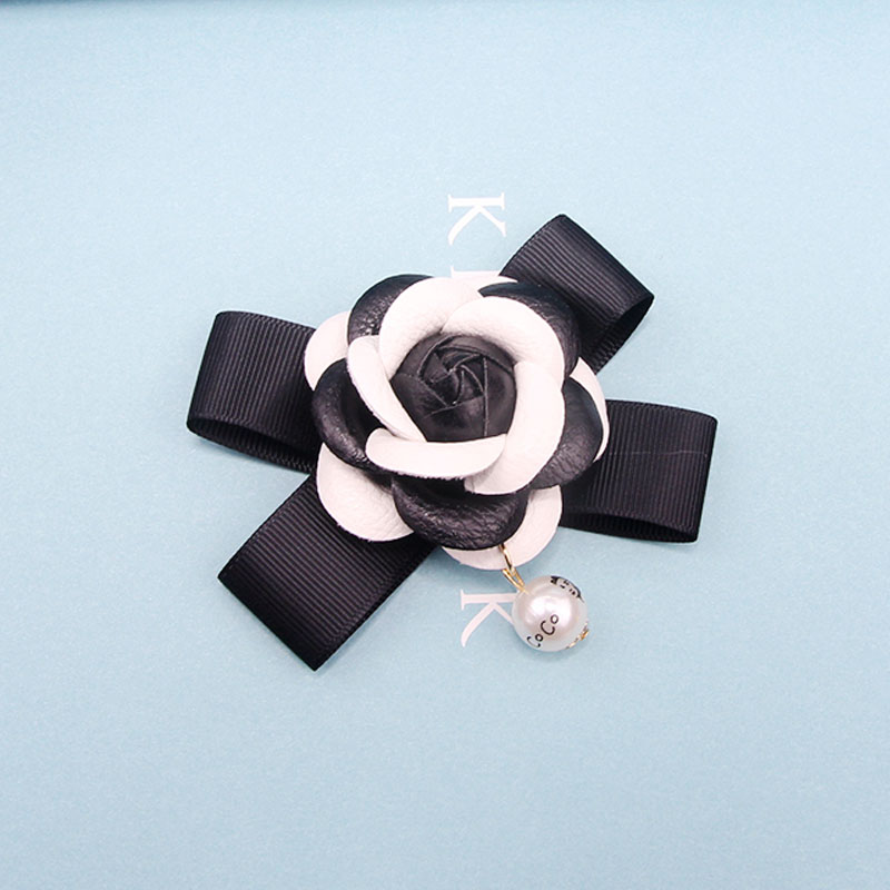 Famous Luxury Leather Brooches Pins Broach Big Size Dress Vintage Brand Pearl Pendant Camellia Flower Brooch Pin Accessories
Famous Luxury Leather Brooches Pins Broach Big Size Dress Vintage Brand Pearl Pendant Camellia Flower Brooch Pin Accessories