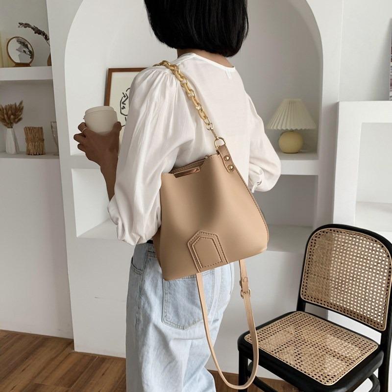 Women's High Quality ChainTote Bag 2020New Fashion Simple and Versatile Shoulder Messenger Bag Fashion Brand Designer Bucket, Black
Women's High Quality ChainTote Bag 2020New Fashion Simple and Versatile Shoulder Messenger Bag Fashion Brand Designer Bucket, Black