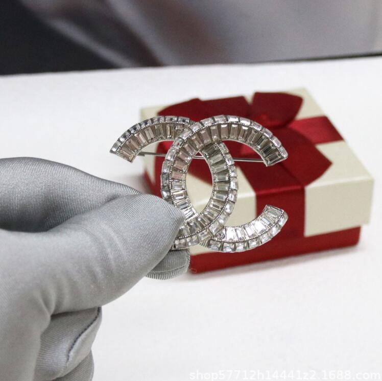 2021 autumn/winter series new classic letter heavy industry inlaid with diamond gold and silver 2 color brooch, Gray 
2021 autumn/winter series new classic letter heavy industry inlaid with diamond gold and silver 2 color brooch, Gray