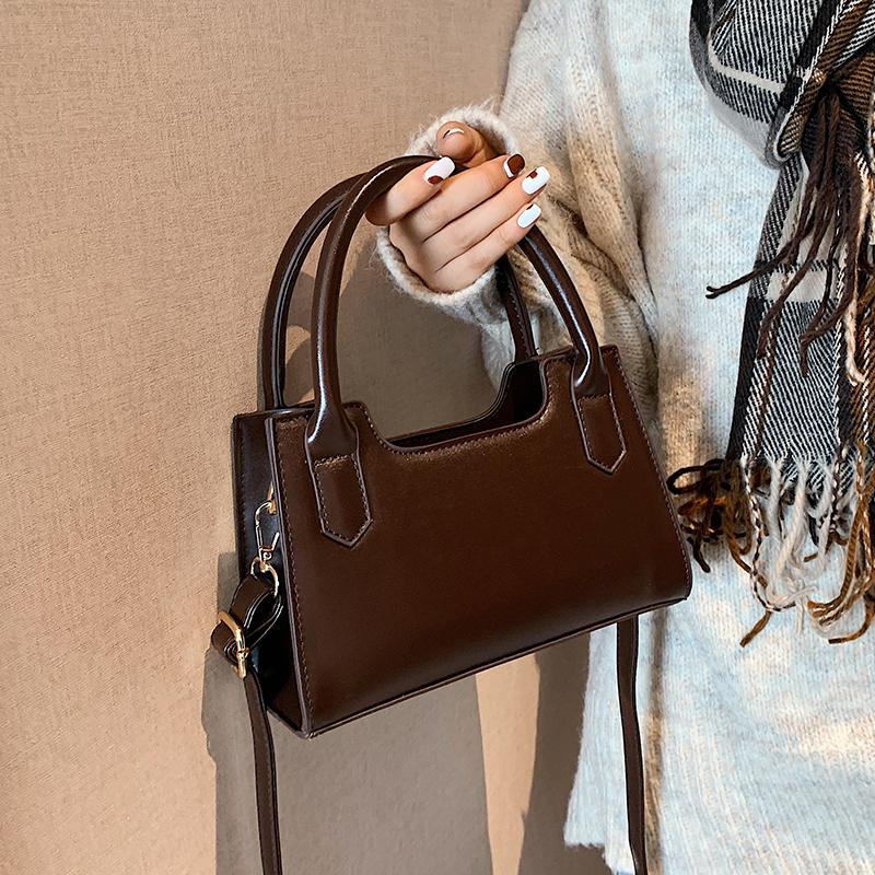 Niche Design Senior Retro Handbags 2021 Autumn/winter New Fashion All-match Messenger Bag Explosive Style Handbag Width: 22cm, Black
Niche Design Senior Retro Handbags 2021 Autumn/winter New Fashion All-match Messenger Bag Explosive Style Handbag Width: 22cm, Black