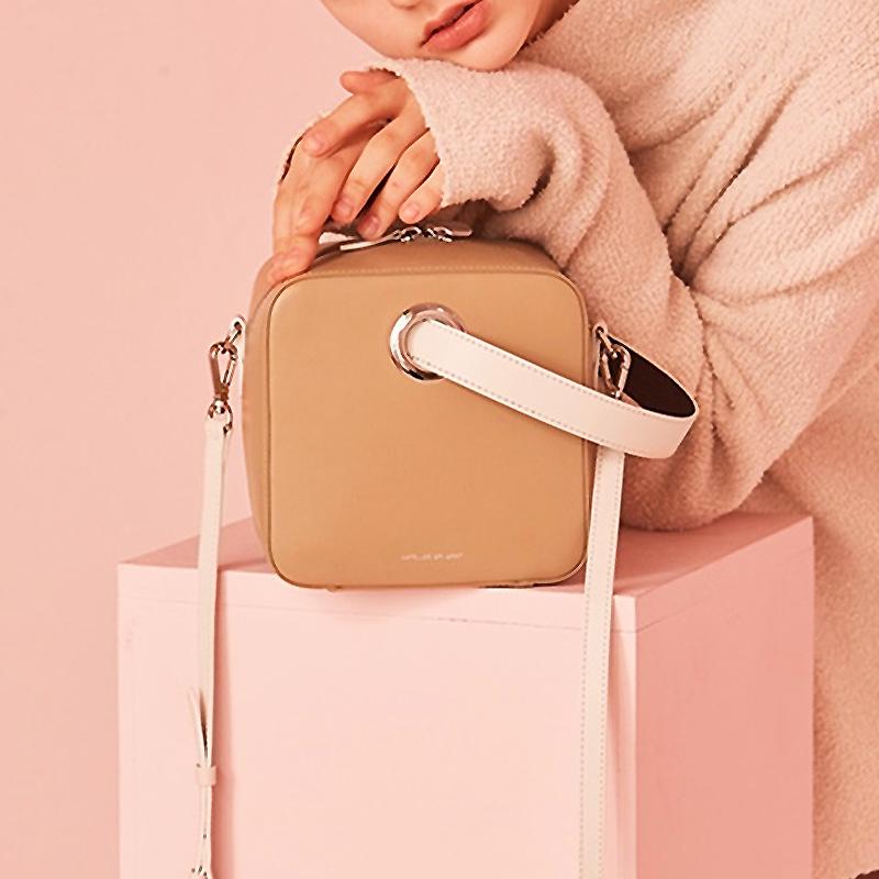 Contrasting Color Stitching Ladies Square Box Retro Female Handbag Senior Messenger Bag Niche Design Shoulder Bag for Women 2021, Khaki
Contrasting Color Stitching Ladies Square Box Retro Female Handbag Senior Messenger Bag Niche Design Shoulder Bag for Women 2021, Khaki