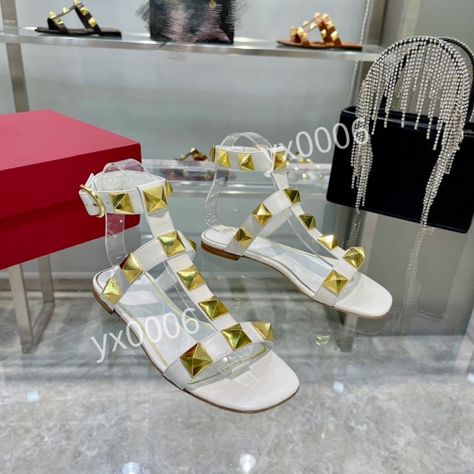 2022 Men's brand low-top leather 35-42 sneakers fashion designer classic black and white two-color men's sports shoes yh211219, Choose the color
2022 Men's brand low-top leather 35-42 sneakers fashion designer classic black and white two-color men's sports shoes yh211219, Choose the color