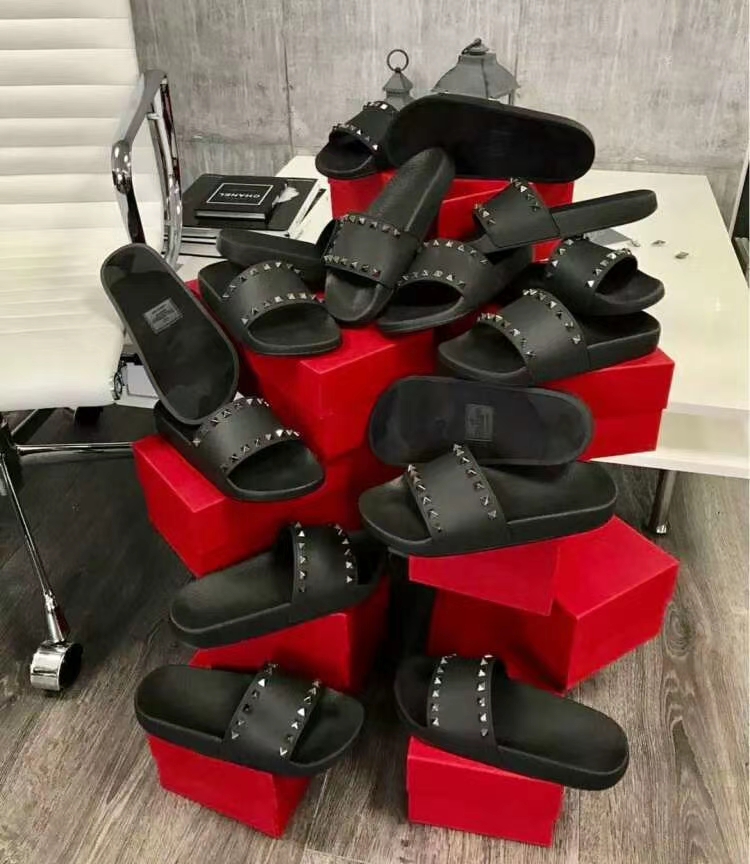 High quality designer shoes! Fashion Gladiator slide PVC thick leather slippers luxury bathroom beach rivet women's shoes sandal box 35-42, White socks
High quality designer shoes! Fashion Gladiator slide PVC thick leather slippers luxury bathroom beach rivet women's shoes sandal box 35-42, White socks