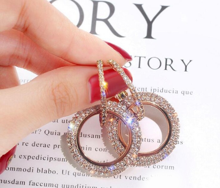 FAHMI New Designer 925 silver needle rhinestone circle crystal from Swarovski long earrings temperament Korean personality wild earrings
FAHMI New Designer 925 silver needle rhinestone circle crystal from Swarovski long earrings temperament Korean personality wild earrings
