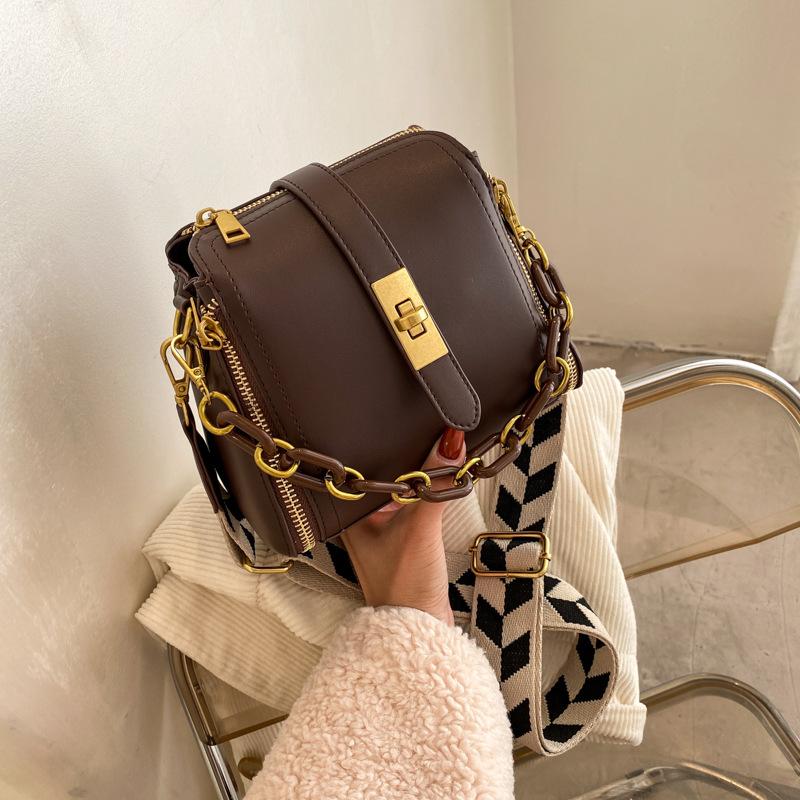 Brand Women's Bags 2021 Spring New Korean Style Trendy Wild Atmosphere Broadband Shoulder Messenger Bag Fashion Bucket Bag, Black
Brand Women's Bags 2021 Spring New Korean Style Trendy Wild Atmosphere Broadband Shoulder Messenger Bag Fashion Bucket Bag, Black