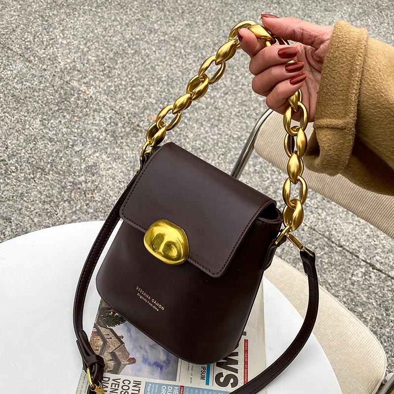 Niche Design Advanced Retro Bag 2021 New Fashion All-match Female Messenger Chain Handbag Bucket Bag Dual-use Width: 17cm, Black
Niche Design Advanced Retro Bag 2021 New Fashion All-match Female Messenger Chain Handbag Bucket Bag Dual-use Width: 17cm, Black