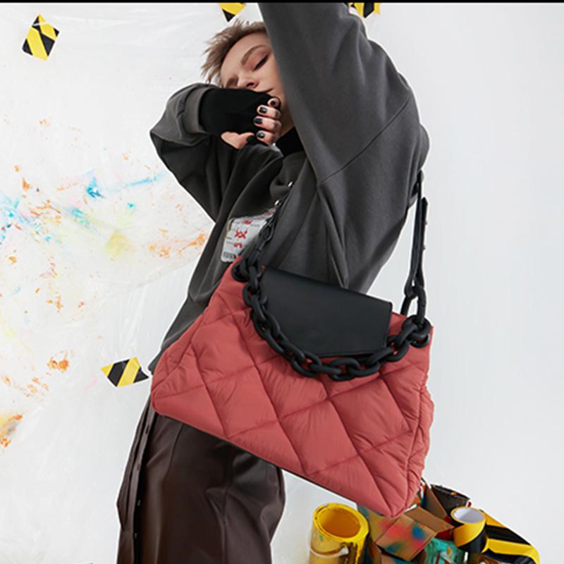 Fashion Space Pad Cotton Cotton Feather Down Tote Handbags Criss Cross Chain Sling Pillow Bags with Adjust Leather Strap
Fashion Space Pad Cotton Cotton Feather Down Tote Handbags Criss Cross Chain Sling Pillow Bags with Adjust Leather Strap