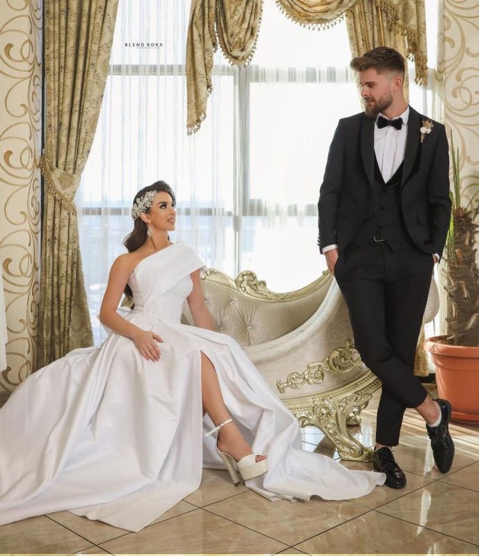 Simple One Shoulder White A Line Wedding Dress Front Split Long Beach Wedding Gowns Plus Size Satin Rustic Country Bride Dresses 2022 Custom Made