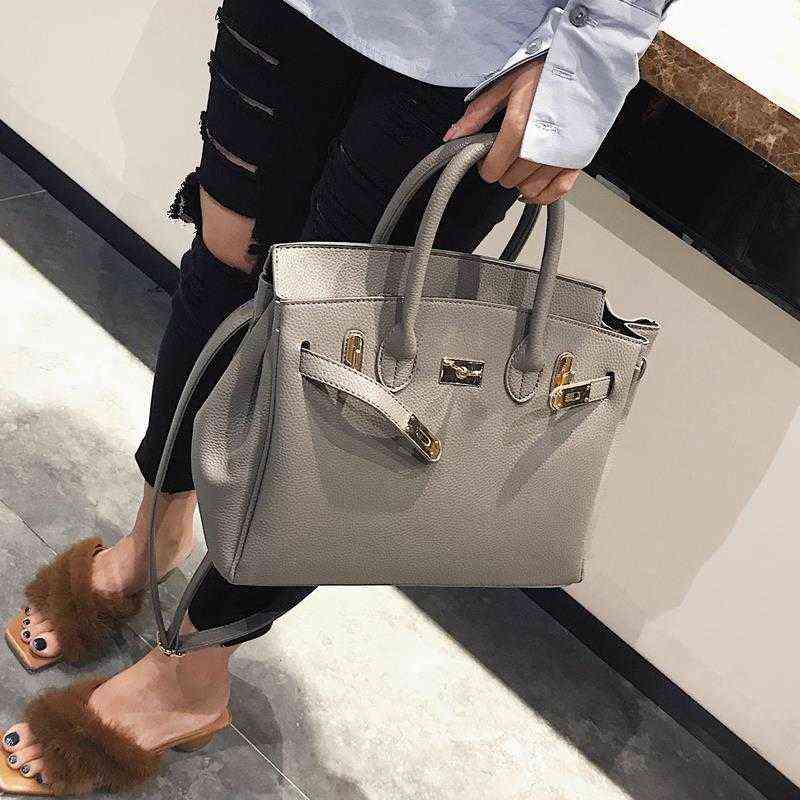 Platinum Bag, European and American Fashion Red Wedding One Shoulder Women's Handbag, Cross Menger, Litchi Pattern, Sky blue
Platinum Bag, European and American Fashion Red Wedding One Shoulder Women's Handbag, Cross Menger, Litchi Pattern, Sky blue