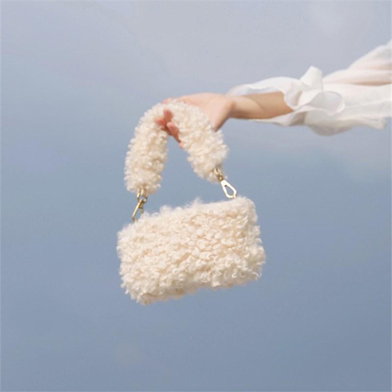 Lamb wool portable handbags 2021 new autumn and winter fashion soft one-shoulder armpit simple small square bag, Beige 
Lamb wool portable handbags 2021 new autumn and winter fashion soft one-shoulder armpit simple small square bag, Beige