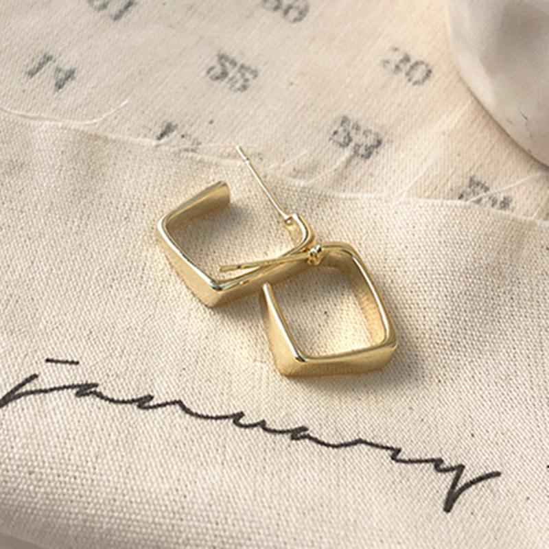 Korean Gold color small hoop earrings for women geometric kpop ear rings cute girl statement earrings fashion Jewelry 2020 gift
Korean Gold color small hoop earrings for women geometric kpop ear rings cute girl statement earrings fashion Jewelry 2020 gift