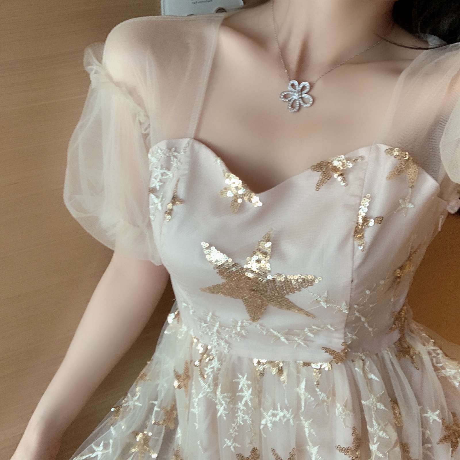 2021 New Summer Mesh-embroidered Sequins Dressed Woman Apricot Puff V-neck Standard Star Mini-dress Casual Fashion U0g7
2021 New Summer Mesh-embroidered Sequins Dressed Woman Apricot Puff V-neck Standard Star Mini-dress Casual Fashion U0g7
