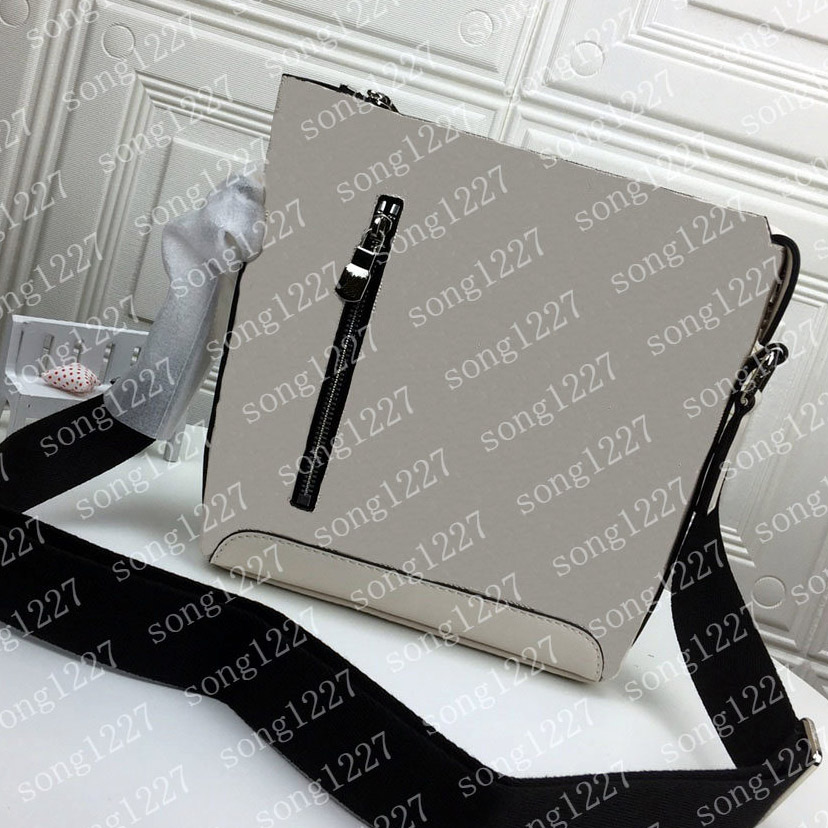 L Luxurys Designers Bags 424Black and 18White Perfect craftsmanship oblique satchel postman bag zipper smooth the quality very good it is necessary to go shopping, Black
L Luxurys Designers Bags 424Black and 18White Perfect craftsmanship oblique satchel postman bag zipper smooth the quality very good it is necessary to go shopping, Black
