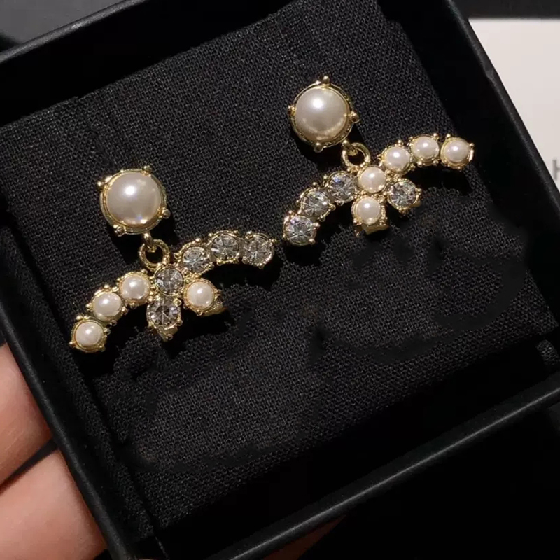 New designer Earrings classic double letter logo white diamond mosaic Pearl Earrings 925 silver needle L0-C22
New designer Earrings classic double letter logo white diamond mosaic Pearl Earrings 925 silver needle L0-C22