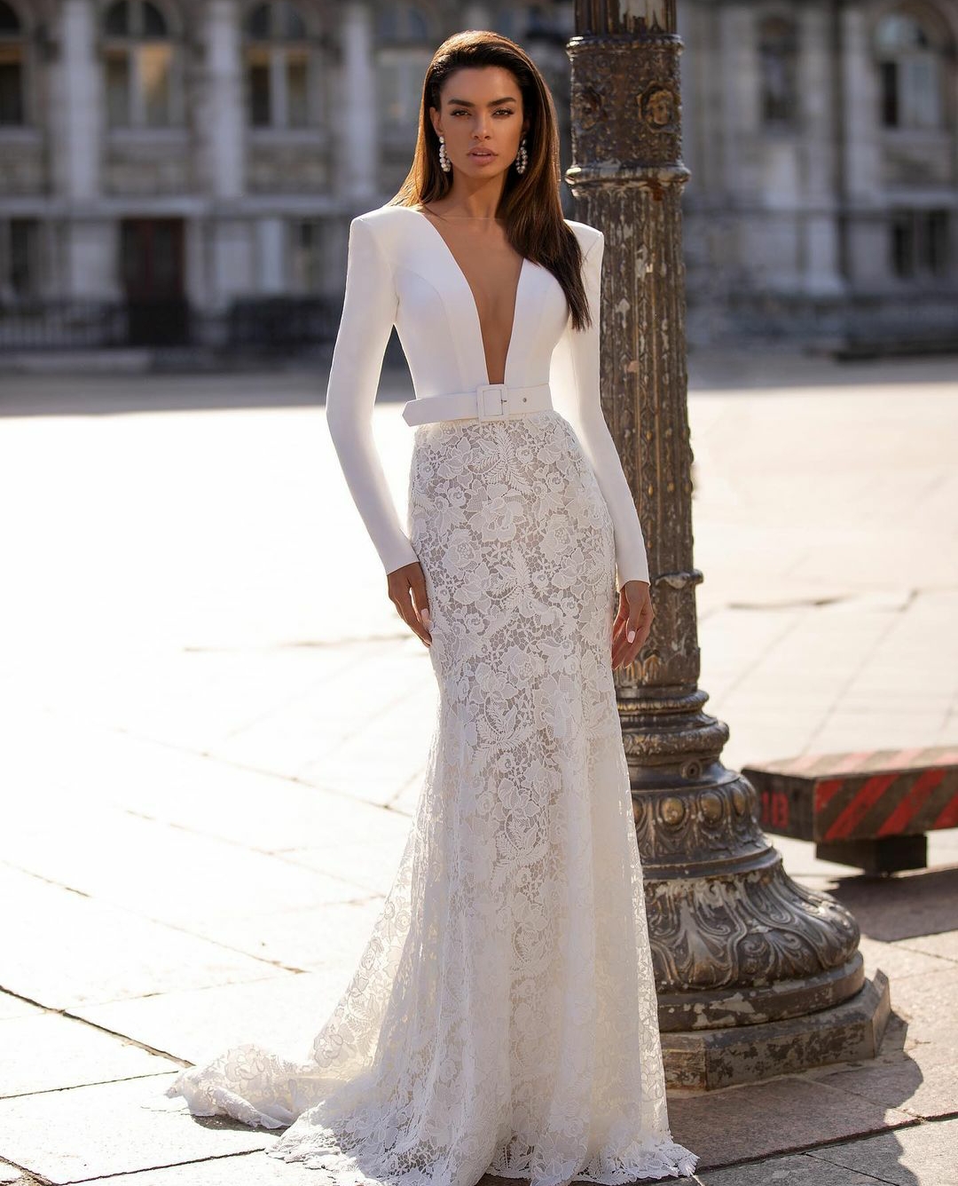 2020 Elegant Lace Mermaid Wedding Dresses Sheer Deep V Neck Long Sleeve Bridal Gowns Buttons Back Sweep Train Wedding Dress Customise