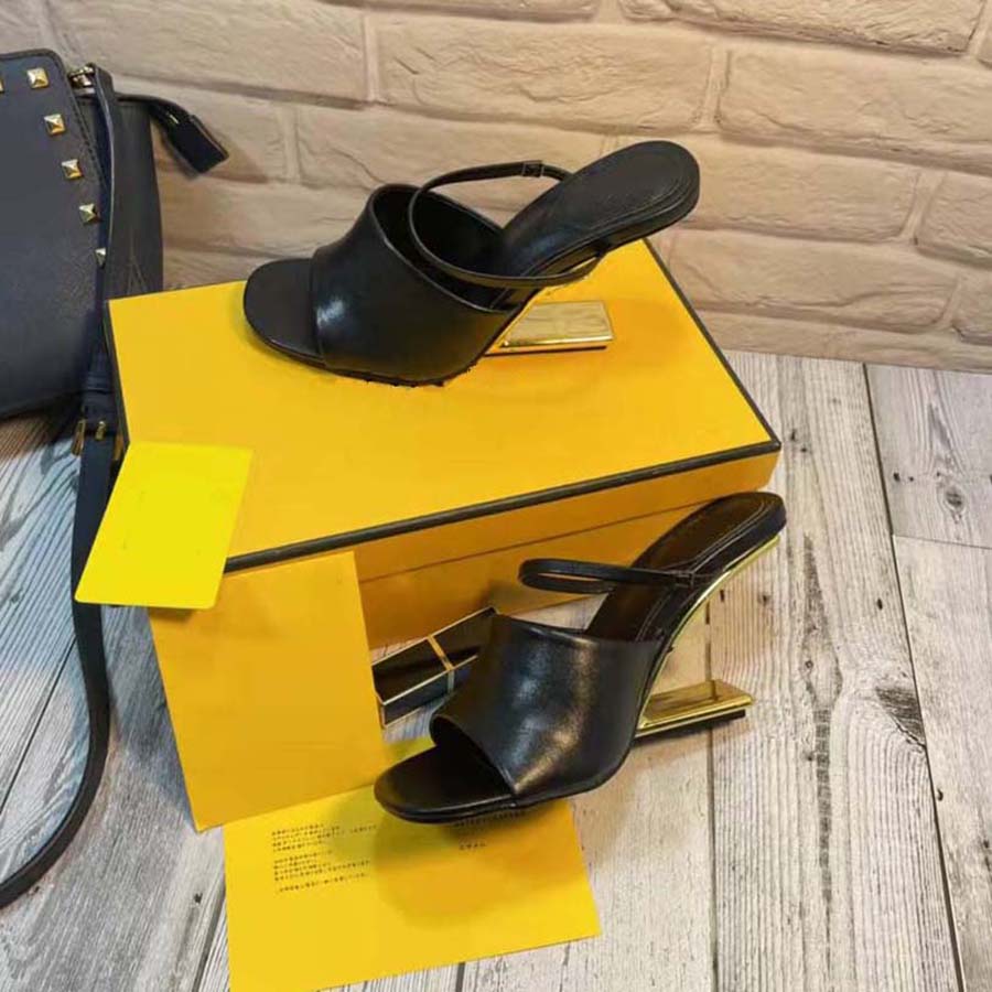 Classics Women shoes heels Sandals fashion Beach Thick bottom Dress Shoe Alphabet lady Sandal Leather High heel lides 27, #39
Classics Women shoes heels Sandals fashion Beach Thick bottom Dress Shoe Alphabet lady Sandal Leather High heel lides 27, #39