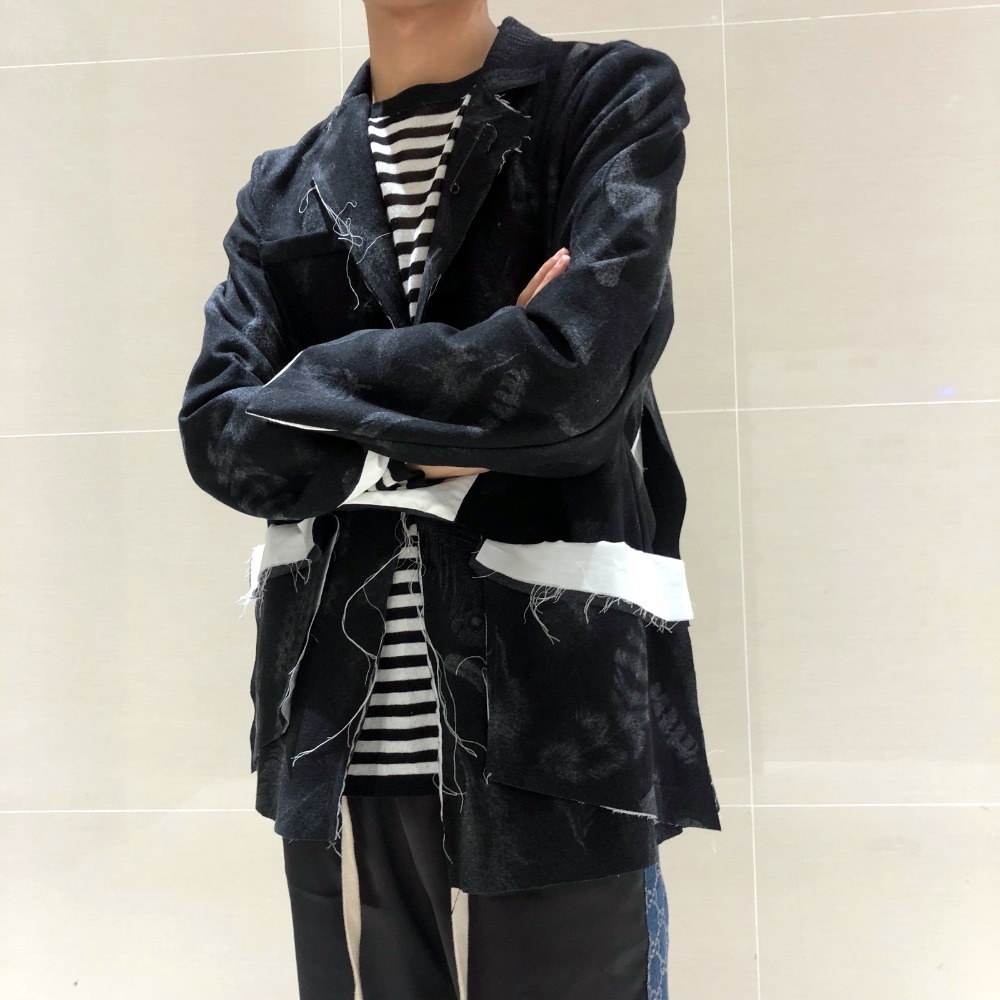 2021 New Free Feather Printed to Make Old Men's Retro Unbuttoned Checkered Suits. PVNU, Black.
2021 New Free Feather Printed to Make Old Men's Retro Unbuttoned Checkered Suits. PVNU, Black.