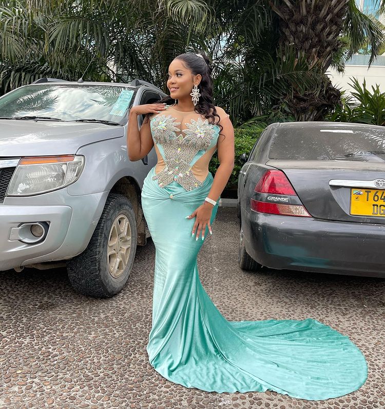 2022 Plus Size Arabic Aso Ebi Crystals Sexy Mermaid Prom Dresses Sheer Neck Velvet Evening Formal Party Second Reception Birthday Engagement Gowns Dre