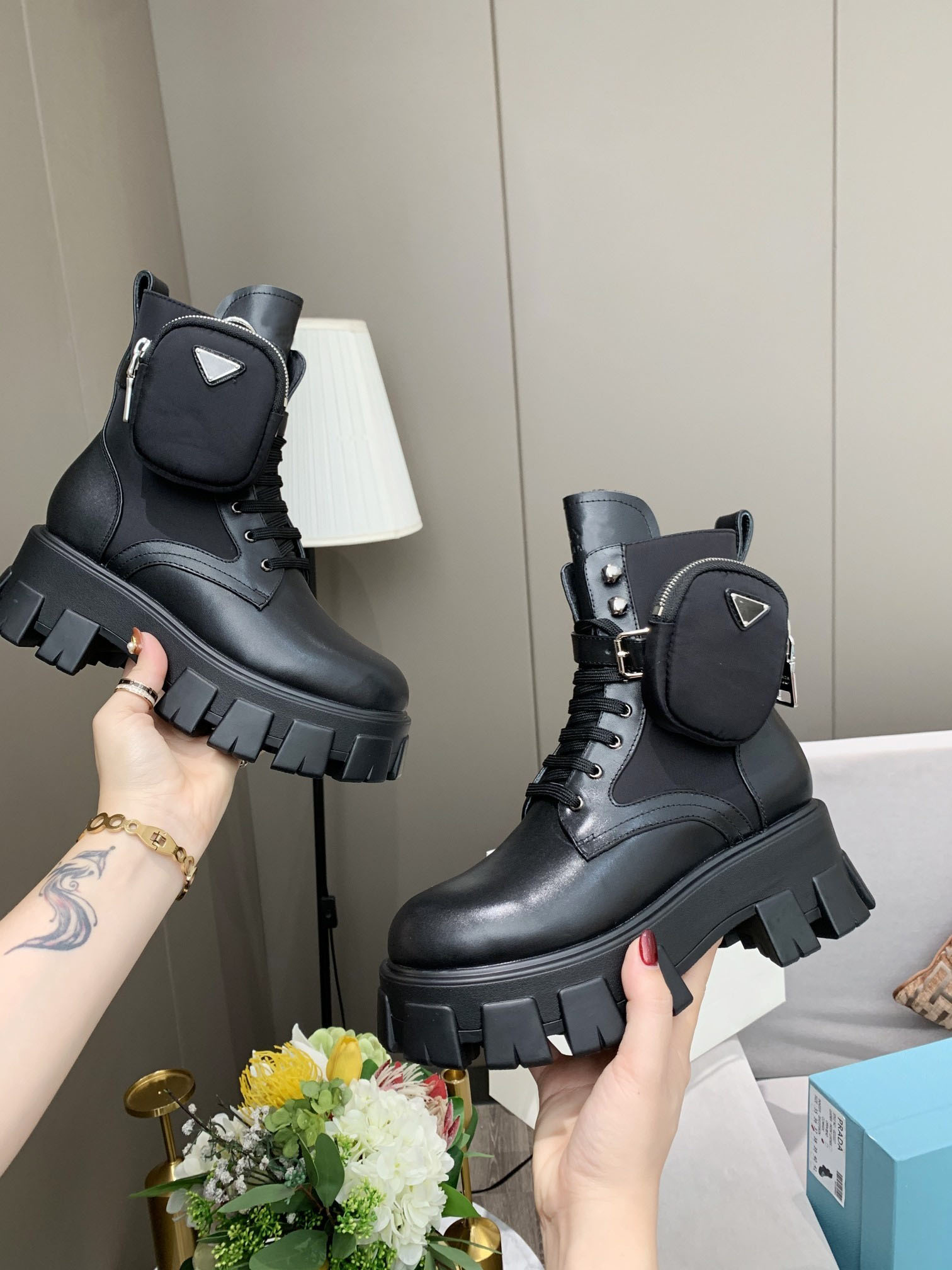 Autumn and winter latest womens casual women round head lace up thick heel womens boots medium heel shoes original box 35-41, Black
Autumn and winter latest womens casual women round head lace up thick heel womens boots medium heel shoes original box 35-41, Black