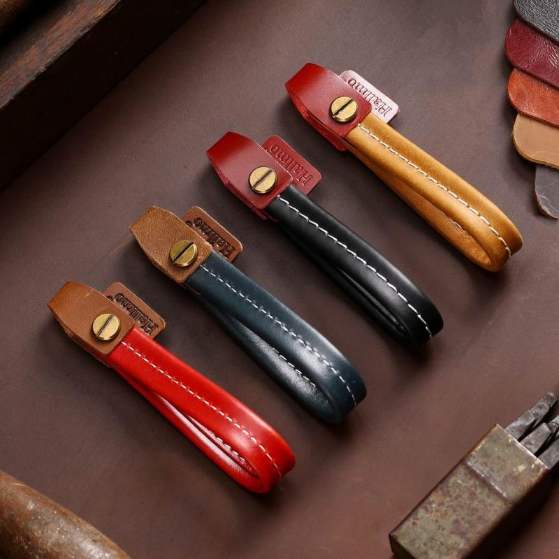 Keychains Vintage Leather Car-Buttonchain High-end Hand Strap-Button Chain Hanging Buckle Men Women Personality Creative Gift Box
Keychains Vintage Leather Car-Buttonchain High-end Hand Strap-Button Chain Hanging Buckle Men Women Personality Creative Gift Box