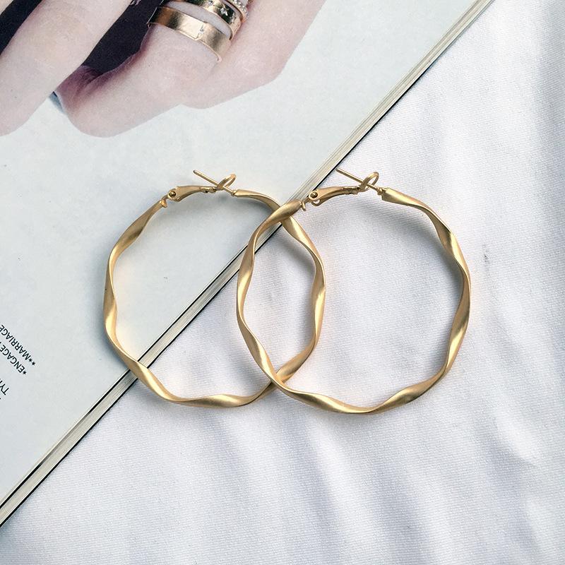Legenstar Earring for Women Irregular Twist Gold Color Statement Metal Geometric Hoop korean Earrings 2020 Fashion Jewelry1
Legenstar Earring for Women Irregular Twist Gold Color Statement Metal Geometric Hoop korean Earrings 2020 Fashion Jewelry1