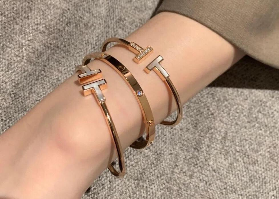 Bangle Bracelet two t opening diamonds Love Designer watches Women Men couple fashion designer watche Top Quality Wedding Party Thanksgiving Days Valentine
Bangle Bracelet two t opening diamonds Love Designer watches Women Men couple fashion designer watche Top Quality Wedding Party Thanksgiving Days Valentine