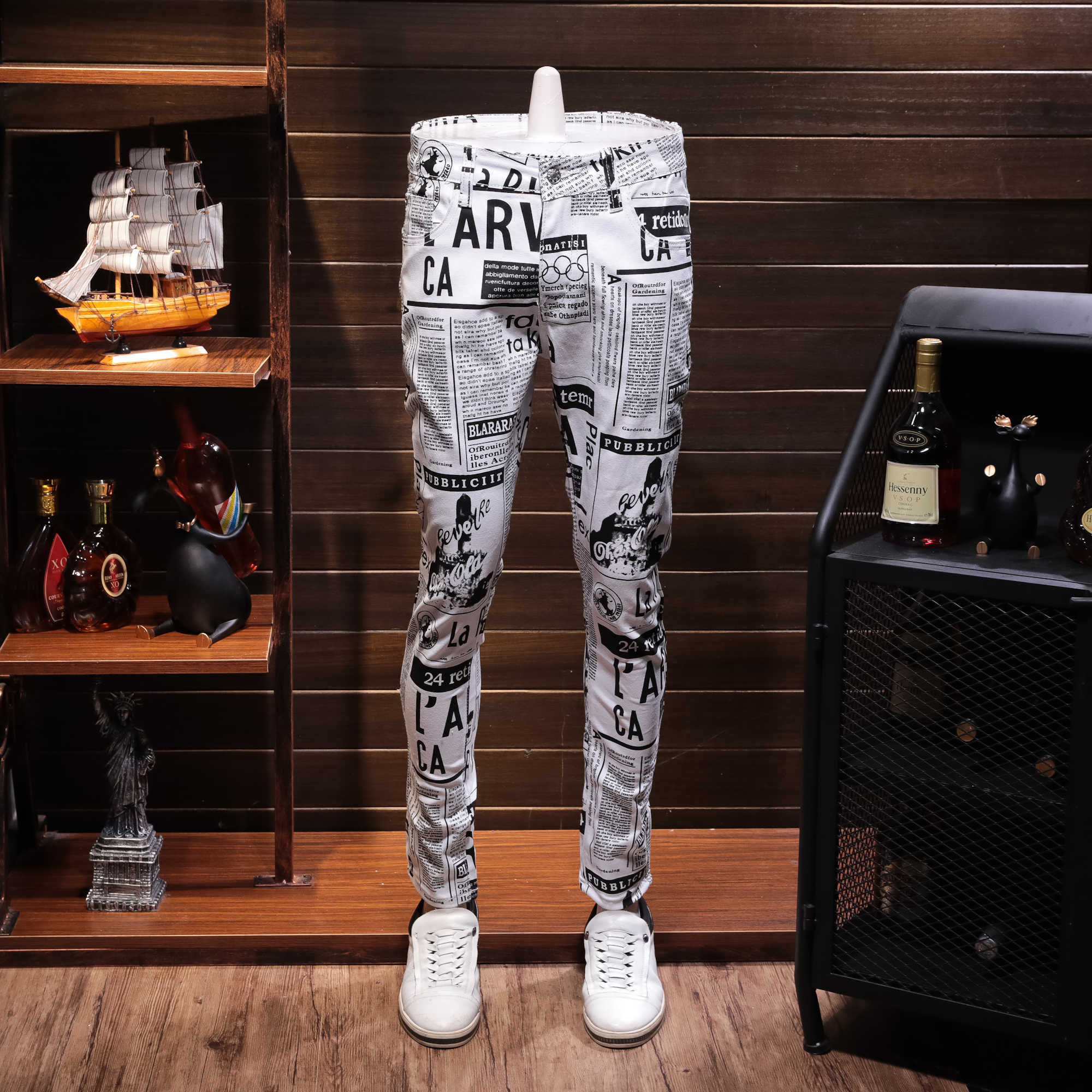 White Printing Cowboy Leisure Time Pants Male Directly Canister Self-cultivation Personality Newspaper Print Jeans Male Male 201111