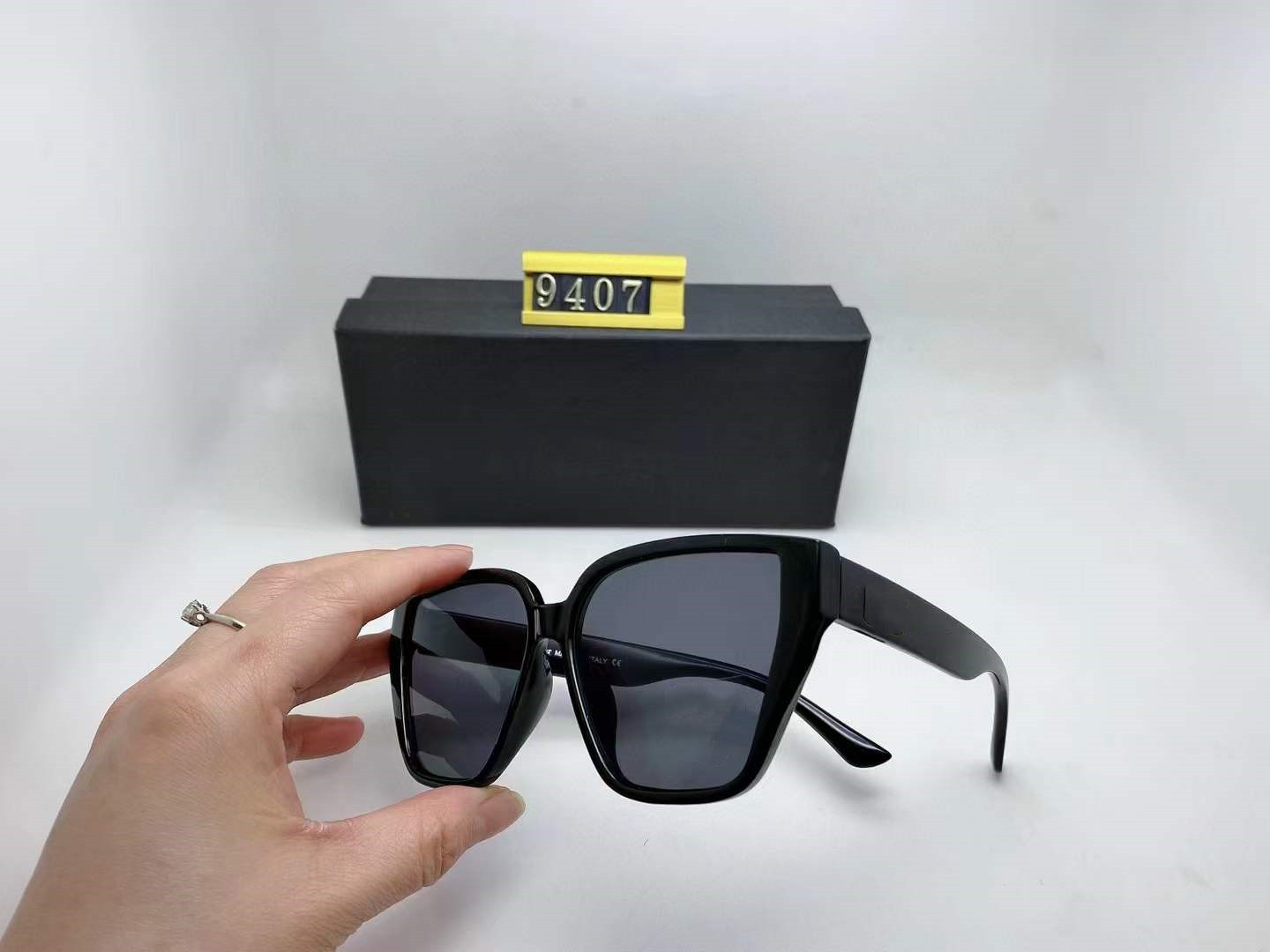 Luxury Sunglasses Quality Eyewear Square 9407 Designer Brand New Mens Top Womens Metal Classic Lenses Fashion Sunglass with original box, White;black
Luxury Sunglasses Quality Eyewear Square 9407 Designer Brand New Mens Top Womens Metal Classic Lenses Fashion Sunglass with original box, White;black