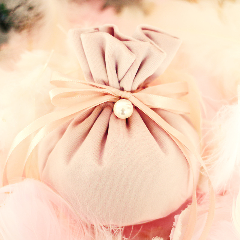 10pcs Velvet Yarn Wedding Candy Gift Bags with Pearl Europe Chocolate Package Bag Wedding Christmas Velvet Drawstring Candy Bag
