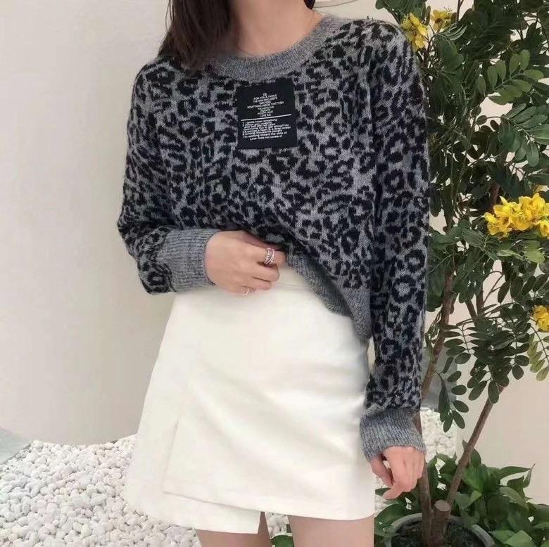 Fashion Women' Sweater 2020 New Temperament Leopard Print Loose All-match Small Personality Labeled Top, Gray
Fashion Women' Sweater 2020 New Temperament Leopard Print Loose All-match Small Personality Labeled Top, Gray