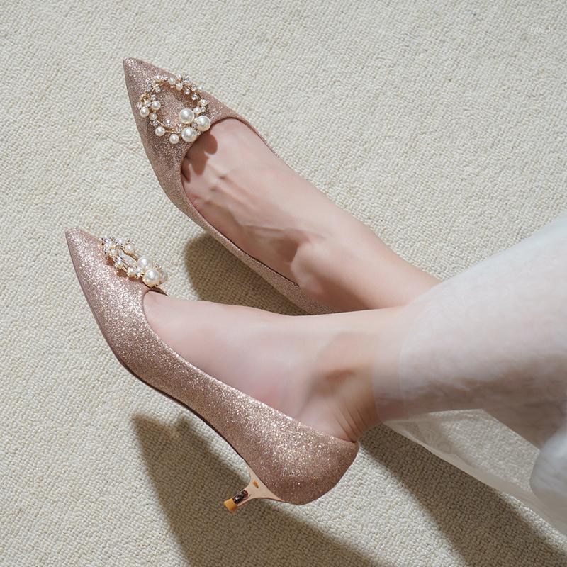 Wedding shoes women 2021 new winter low heel 3CM bridal shoes usually can wear sequined princess wedding dress crystal1
Wedding shoes women 2021 new winter low heel 3CM bridal shoes usually can wear sequined princess wedding dress crystal1