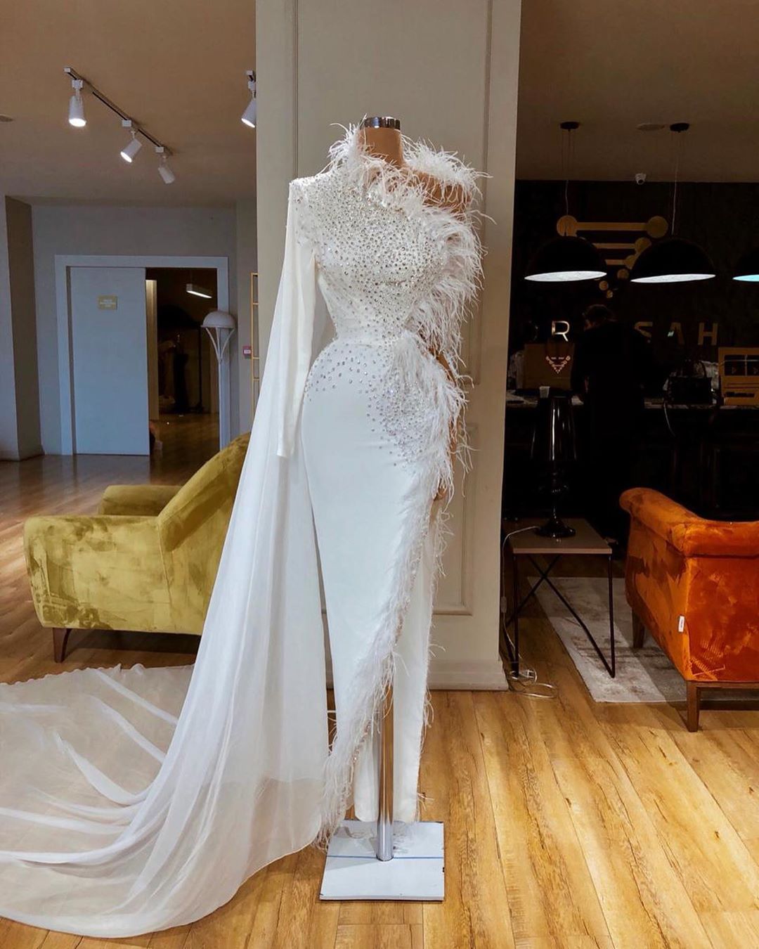 White Arabic Prom Dresses Sequins Beading One Shoulder Long Sleeve Feather Prom Dresses Custom Made Long Evening Party Gowns