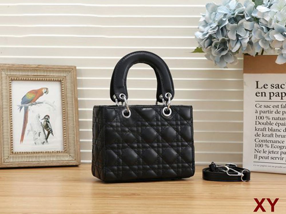 The latest designer handbag disco bag tassel Zipper Shoulder Bag women's Cross bag designer handbag
The latest designer handbag disco bag tassel Zipper Shoulder Bag women's Cross bag designer handbag