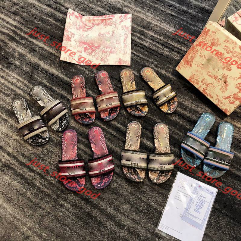 Medium heel slippers Summer luxe woman beach Alphabet Slippers Designer Rough sandals Knitted cloth Embroidery woman shoes 35-42, Black;red
Medium heel slippers Summer luxe woman beach Alphabet Slippers Designer Rough sandals Knitted cloth Embroidery woman shoes 35-42, Black;red