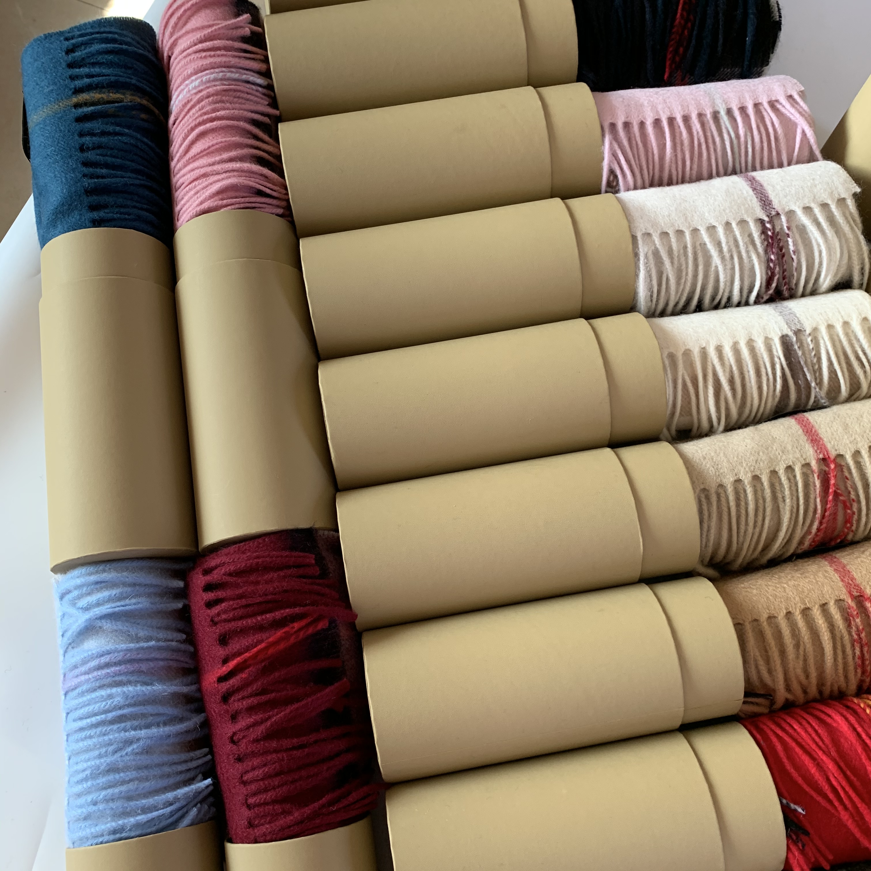 With Roll Tube Box 2021 Winter Womens 100% Cashmere Scarf Classic Check Scarfs For Women and Men Pashmina Luxury England Shawls and Scarves
With Roll Tube Box 2021 Winter Womens 100% Cashmere Scarf Classic Check Scarfs For Women and Men Pashmina Luxury England Shawls and Scarves