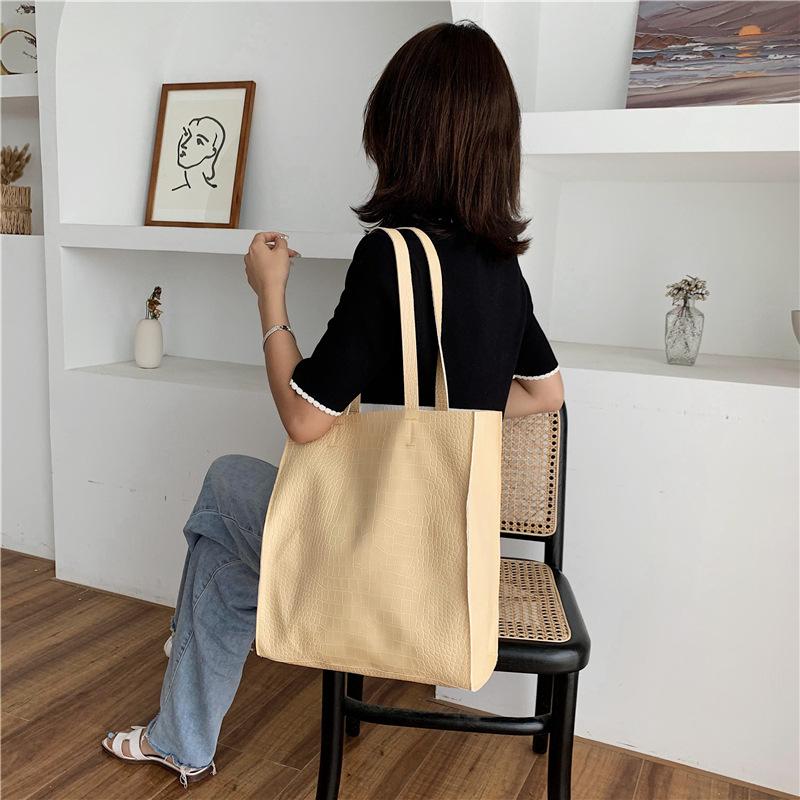 One shoulder handbag underarm bag 
One shoulder handbag underarm bag