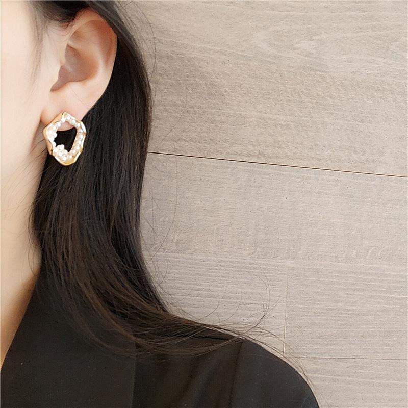 Stud TIMEONLY Irregular Hollow Simulation Pearls Earrings Korean Style Geometrical Metal Earring For Women Lady Elegant Jewelry
Stud TIMEONLY Irregular Hollow Simulation Pearls Earrings Korean Style Geometrical Metal Earring For Women Lady Elegant Jewelry