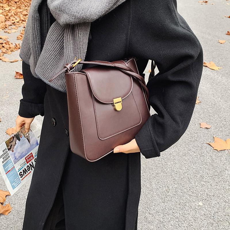 PU Leather Designer Bag Women 2021 New Retro British Style Lady Shoulder Bag Fashion Tote Casual Shopper Diagonal White, Black
PU Leather Designer Bag Women 2021 New Retro British Style Lady Shoulder Bag Fashion Tote Casual Shopper Diagonal White, Black
