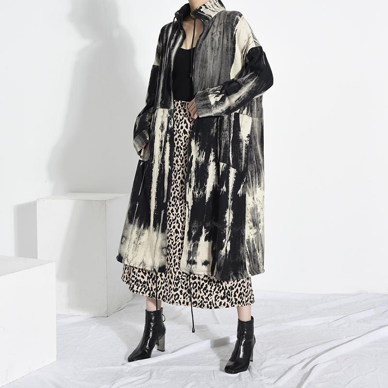 [EAM] Women Black Printed Big Size Long Trench New Stand Collar Long Sleeve Loose Windbreaker Fashion Spring Autumn LJ201128
