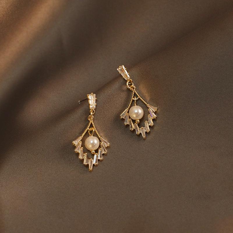 2020 New Micro-inlaid Zircon Geometric Long Pearl Fashion Earrings Female Pearl Square Light Luxury Temperament Earrings
2020 New Micro-inlaid Zircon Geometric Long Pearl Fashion Earrings Female Pearl Square Light Luxury Temperament Earrings