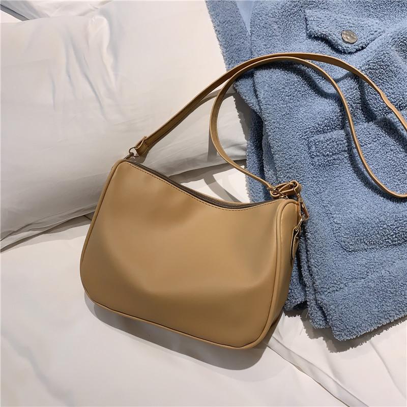Crossbody Bag for Women Vintage Winter New Pu Leather Shoulder Bag Solid Color Handbag Lady Casual Messenger Retro Purse Sac, Black
Crossbody Bag for Women Vintage Winter New Pu Leather Shoulder Bag Solid Color Handbag Lady Casual Messenger Retro Purse Sac, Black