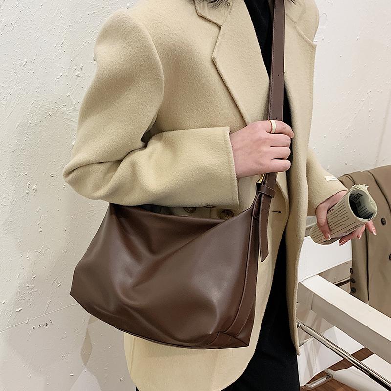 VeryMe High Capacity Vintage Messenger Bags Women Soft Leather Crossbody Handbags Lightweight Tote Bag For Students Teenager Sac, Black
VeryMe High Capacity Vintage Messenger Bags Women Soft Leather Crossbody Handbags Lightweight Tote Bag For Students Teenager Sac, Black