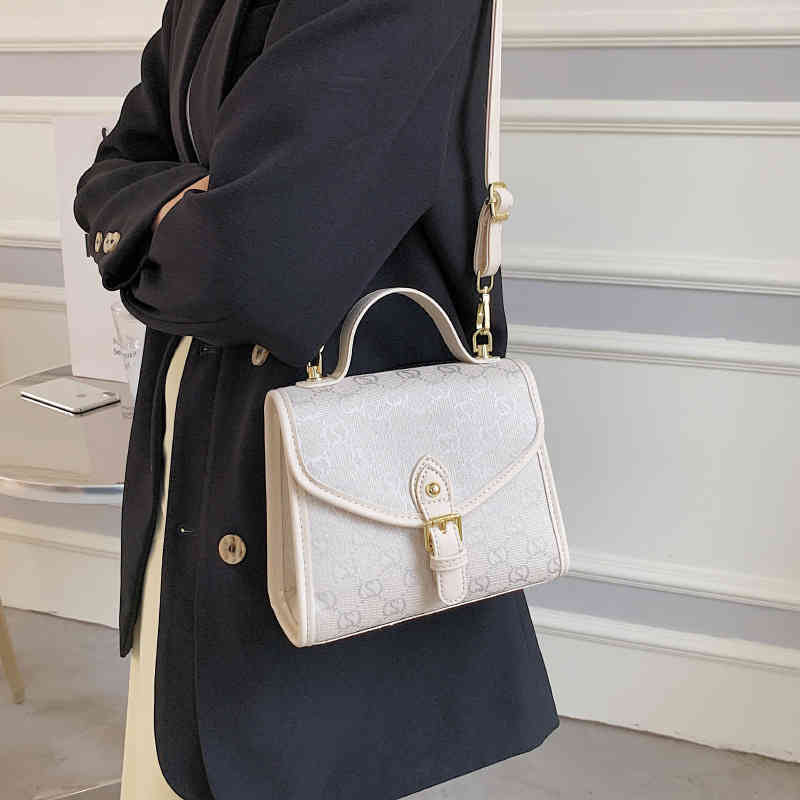 Purse Lock printing hand autumn new Signature sling Shoulder Messenger small square women's bag, White
Purse Lock printing hand autumn new Signature sling Shoulder Messenger small square women's bag, White