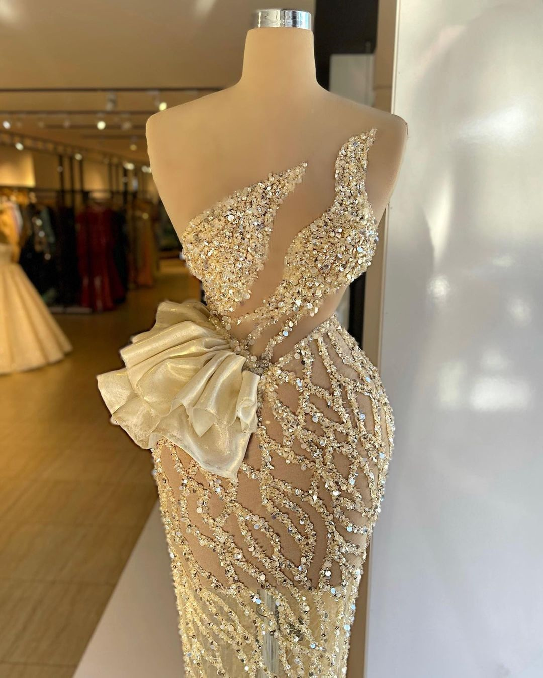 See Through Prom Dresses Sleeveless Sequins Evening Dress Custom Made Lace Appliques Strapless Ruffles Celebrity Party Gown