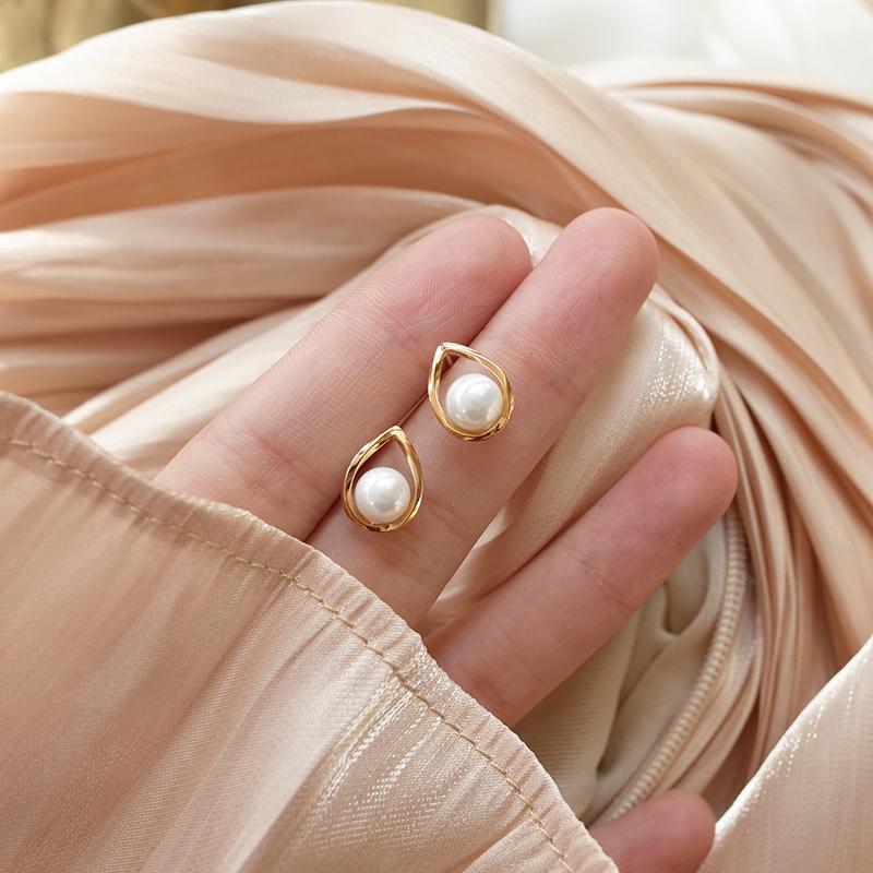 2020 Korean new fashion retro golden geometric metal, triangle, female, pearl ball earrings female party gift earrings