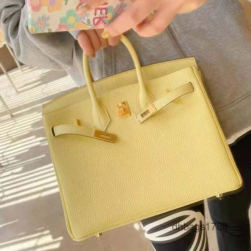 DHbags1788 Herm 2021 new layer cowhide litchi bag leather women's bag handbag one shoulder, Chicken yellow - 25cm togo skin
DHbags1788 Herm 2021 new layer cowhide litchi bag leather women's bag handbag one shoulder, Chicken yellow - 25cm togo skin