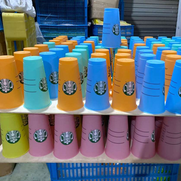 DHL 24OZ Color Change Tumblers Plastic Drinking Juice Cup With Lip And Straw Magic Coffee Mug Costom Starbucks color changing plastic cup, Multi-color
DHL 24OZ Color Change Tumblers Plastic Drinking Juice Cup With Lip And Straw Magic Coffee Mug Costom Starbucks color changing plastic cup, Multi-color