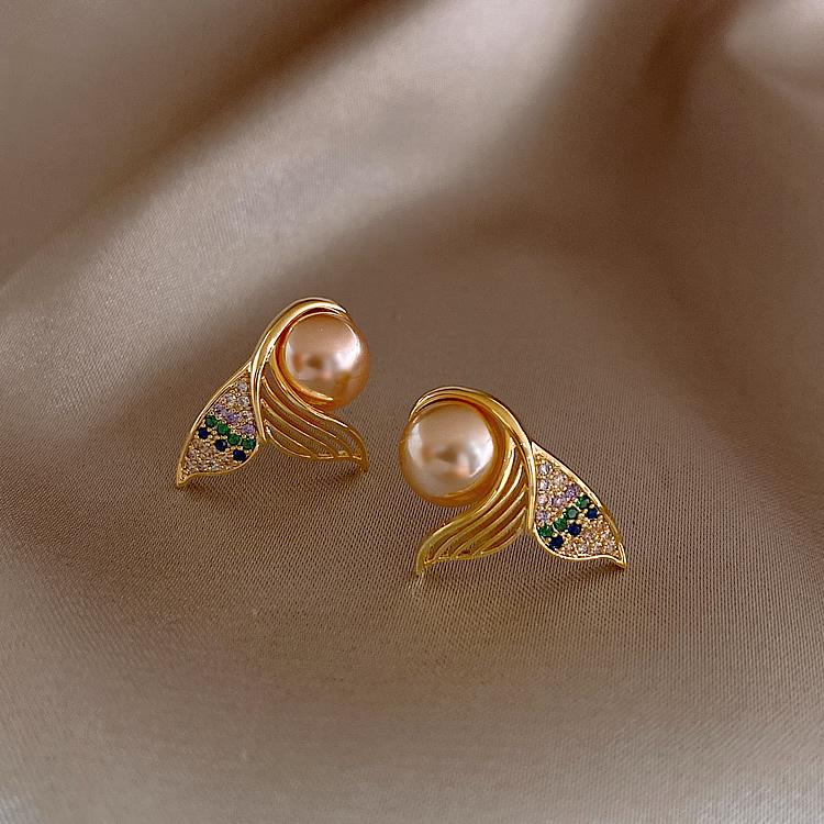 South Korea's new design fashion jewelry exquisite copper inlaid zircon creative fish tail pearl elegant female stud earrings
South Korea's new design fashion jewelry exquisite copper inlaid zircon creative fish tail pearl elegant female stud earrings