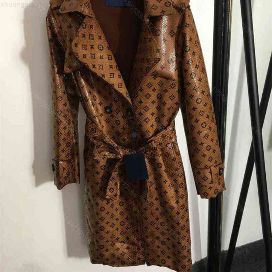 Fashion women leather windbreaker coat dress letter logo printing long jackers Louisclothes brand belt waist slimming womens designer clothes wholesale
Fashion women leather windbreaker coat dress letter logo printing long jackers Louisclothes brand belt waist slimming womens designer clothes wholesale