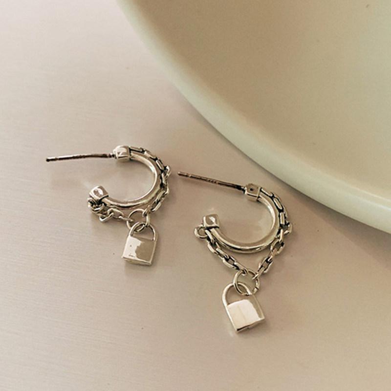 Hoop & Huggie Retro C-Shaped Thick Chain Hip-Hop Earrings Trendy Creative Small Lock Cool Style
Hoop & Huggie Retro C-Shaped Thick Chain Hip-Hop Earrings Trendy Creative Small Lock Cool Style